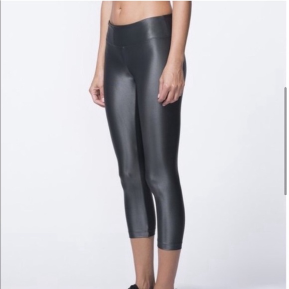 KORAL Sports Bra & Capri Leggings Set Gunmetal Lustrous Liquid Sheen Small - Picture 3 of 14